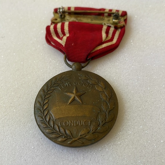 VTG WWII US Army medal lapel award For Good Condact red ribbon - Picture 6 of 7